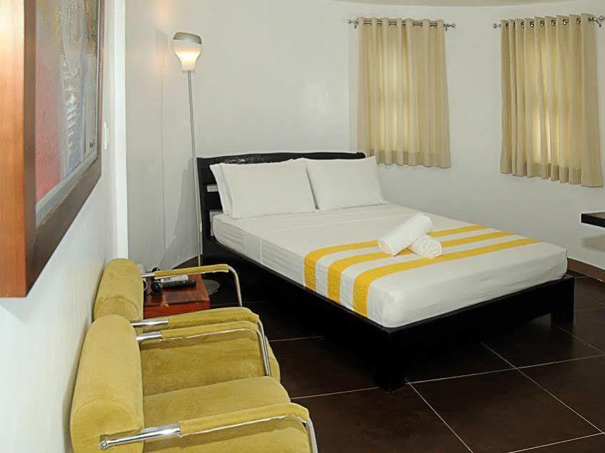 Bluewaves Westcliff Villa Balabag  Exterior foto